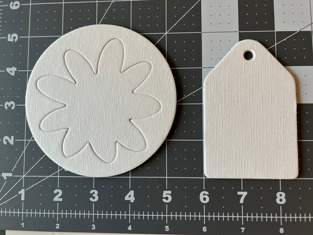 Bazzill Chipboard Flower and Tag - white, matte