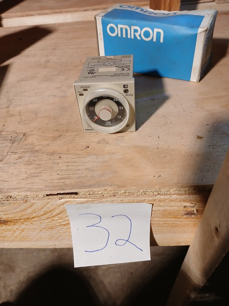 New OMRON H3CR-A8 TIMER RELAY