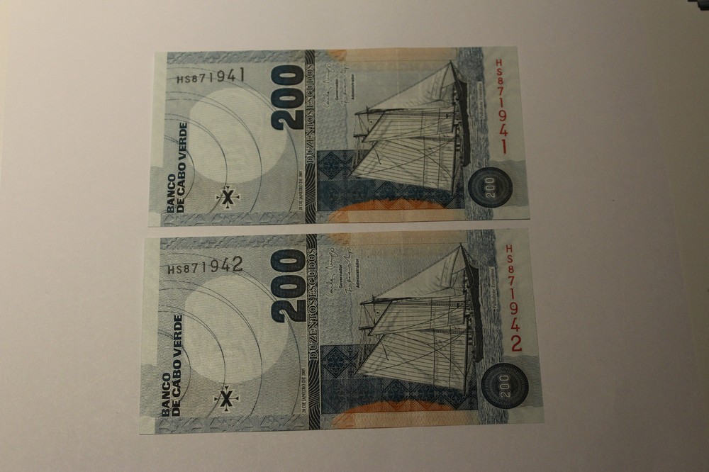 CAPE VERDE 200 ESCUDOS (2 PCS) UNC CONSECUTVE