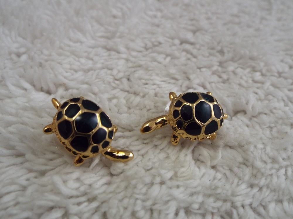 Goldtone Turtle Pierced Earrings (H6)
