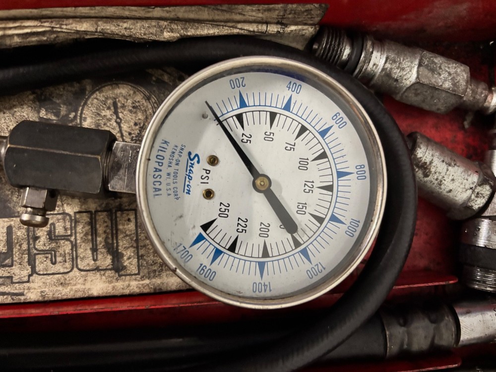 SNAP ON TOOLS 250 PSI COMPRESSION GAUGE TEST SET KIT WITH METAL CASE