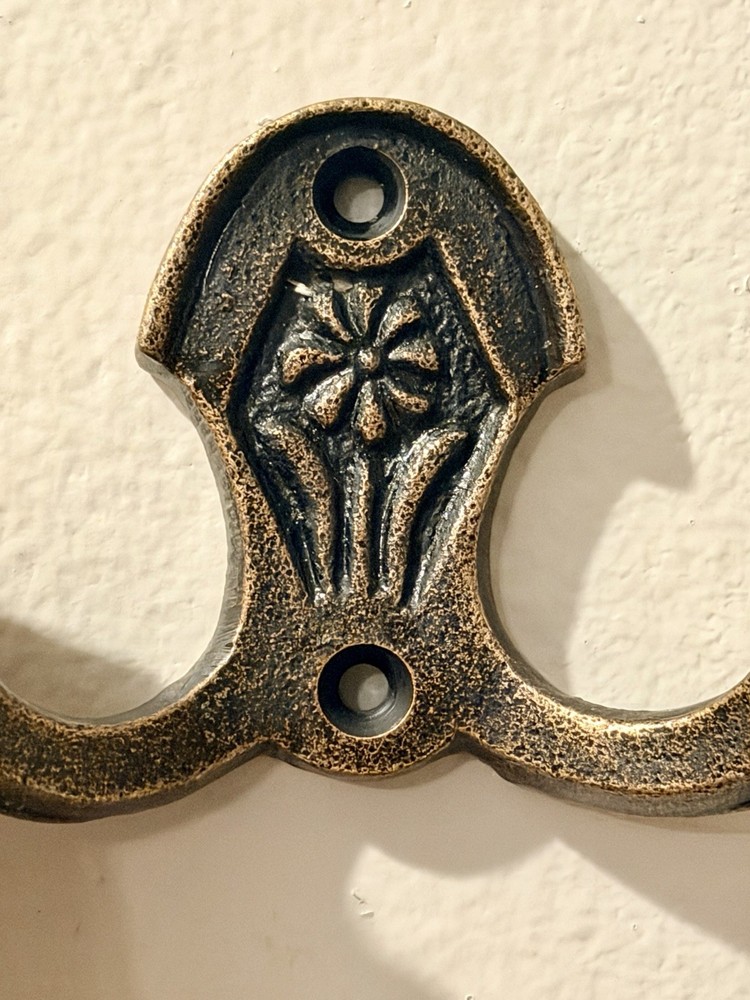 Rustic Bronzed Carved Flower Double Wall Hook Coat Hook Cast Iron Wreath Hanger