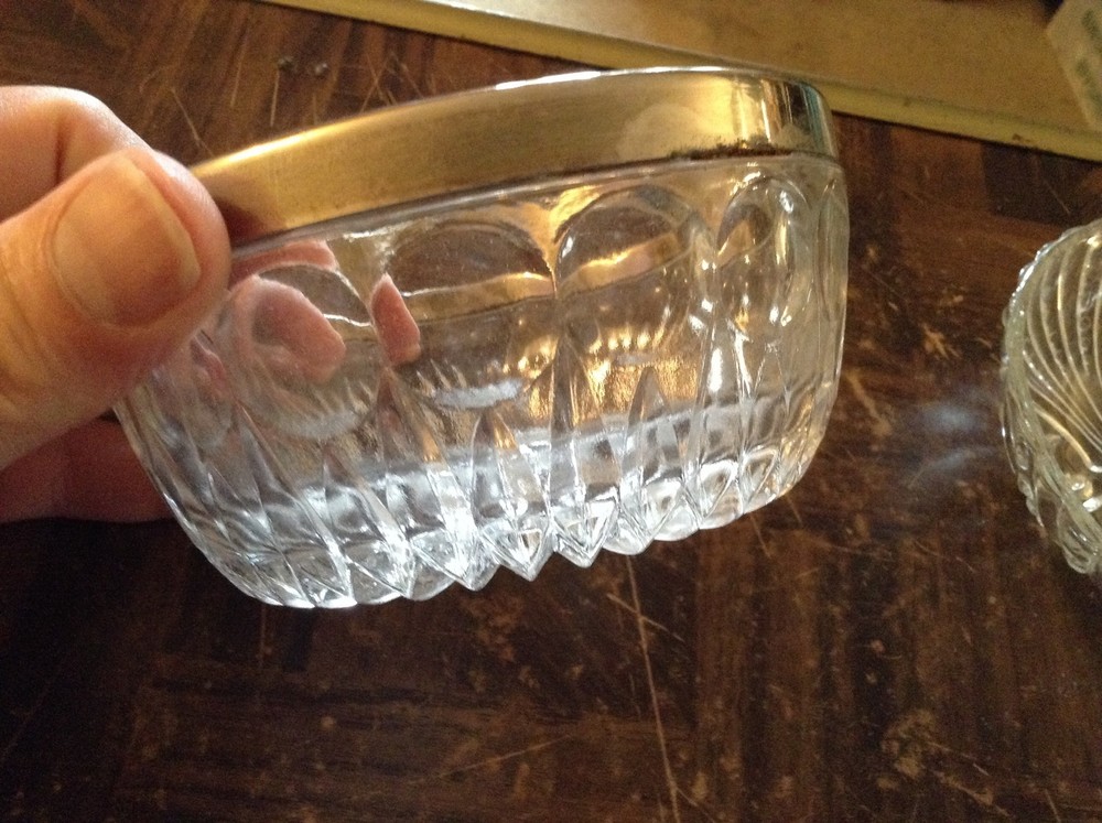 2 clear glass dishes