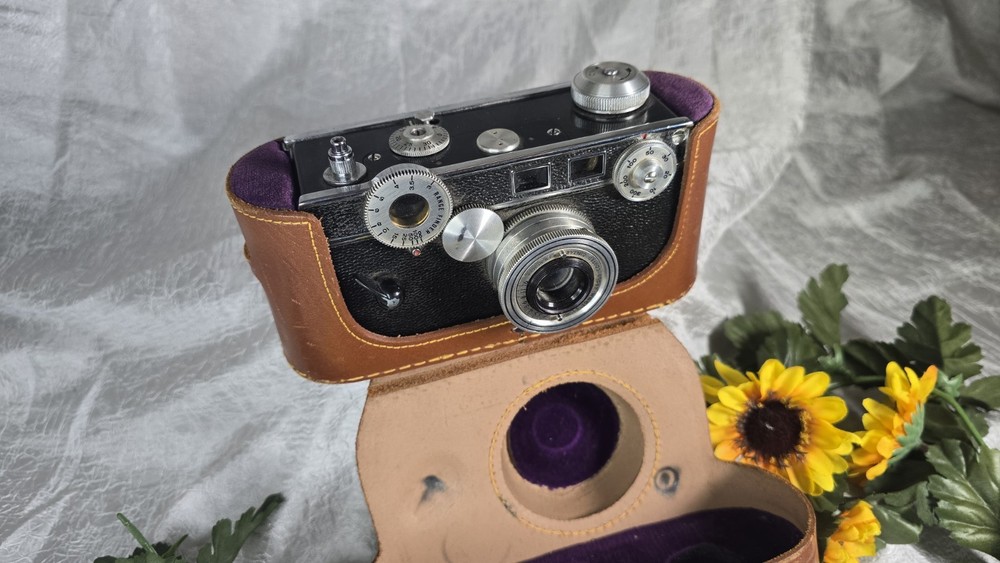 Vintage Aurgus 35mm Camera With Original Leather Case