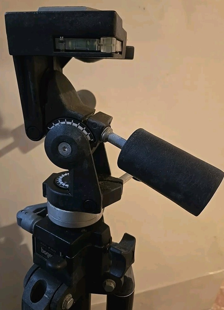 Bogen Manfrotto 3233 tripod with 3047 Tripod PanHead