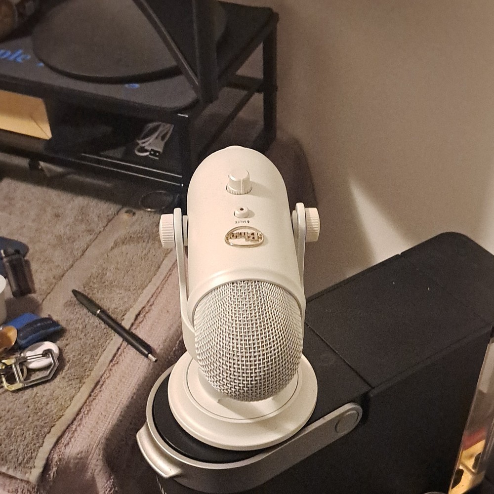 Blue Yeti USB Microphone White Mute Switch Gain Control Freestanding