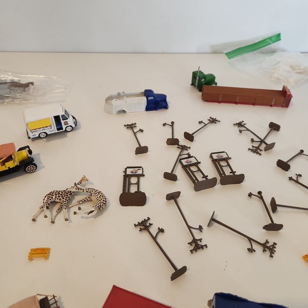 HO Train Scale Model Vehicle and Accessory Lot