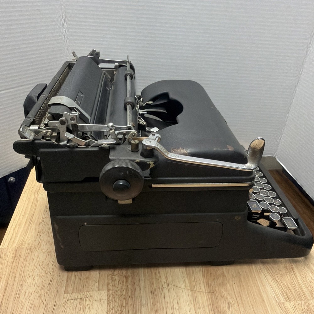 Antique 1940s Royal KMM Magic Margin Typewriter