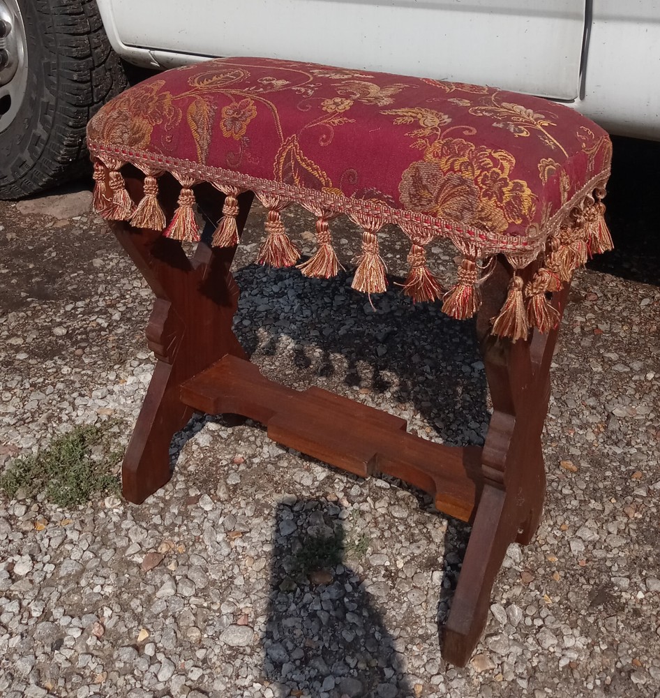 Walnut Caved Eastlake Bench (VB-111)