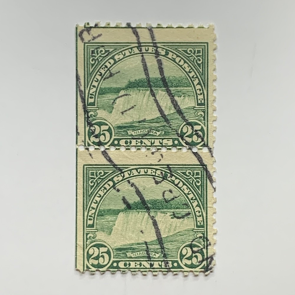 ERROR 1922 25C STAMP PAIR WITH MISCUT VERTICAL ERROR AND GREEN LINE ON LEFT