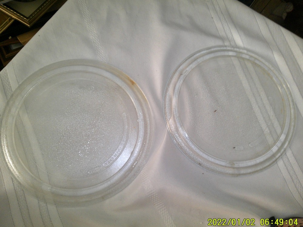 2 THE SAME SIZE MICROWAVE CLEAR GLASS PLATES