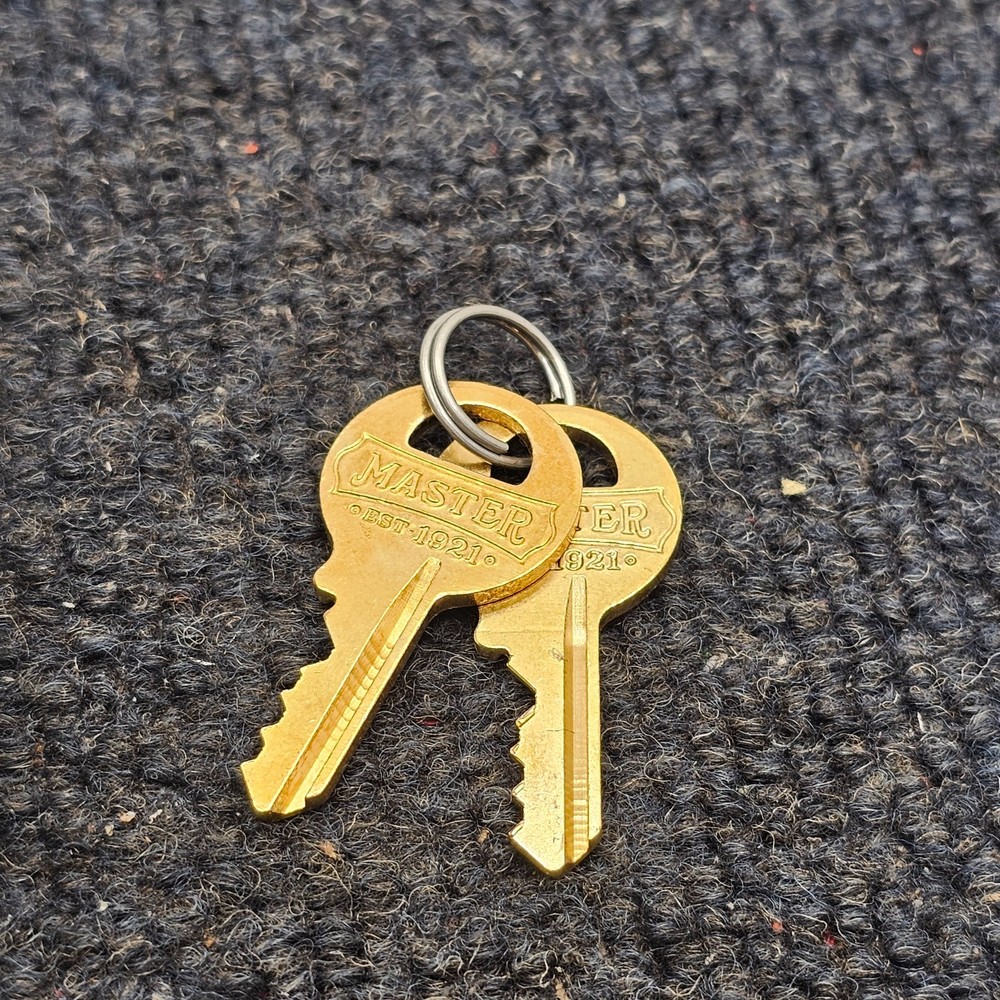 Master Lock 1KA 2001: Commercial Laminated Padlock 2 Keys Keyed Alike