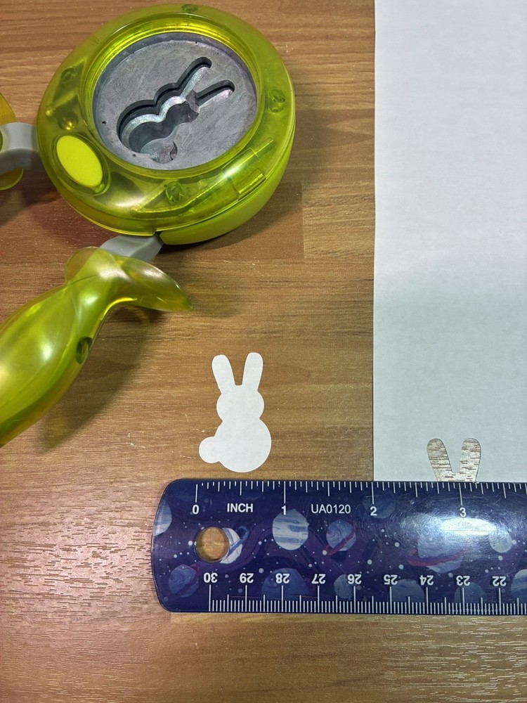 Fiskars Easy Squeeze Easter Bunny Punch 2010 USED