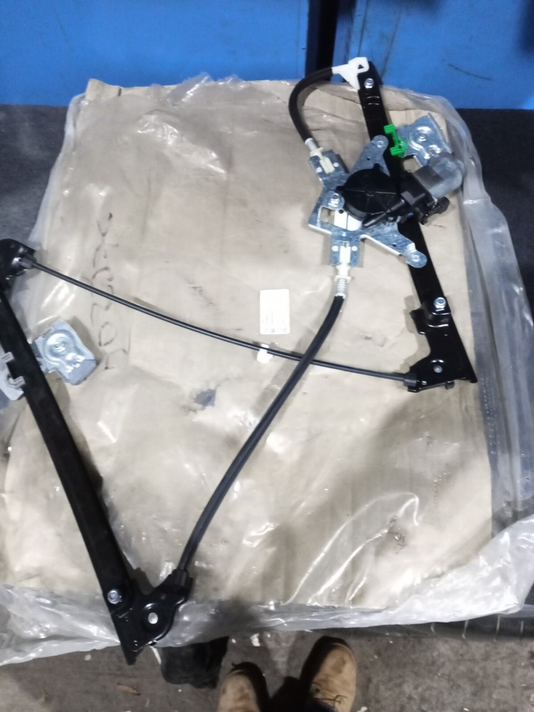 Volkswagen Polo Classic 1996 Front Right Window Regulator (B10302)