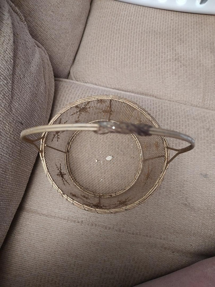 round snowflake wire basket with handle