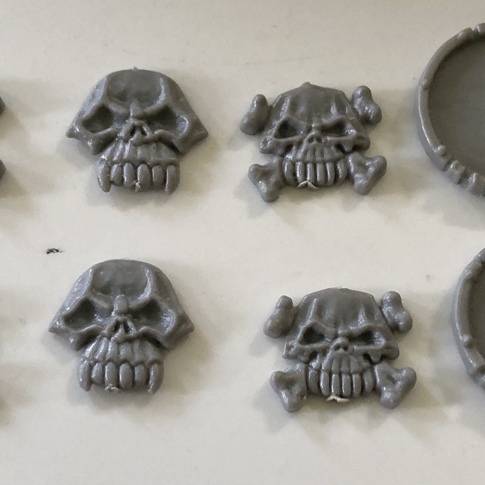 OOP Warhammer Fantasy Orcs & Goblins Shields w/ Emblems (x2) K2 034