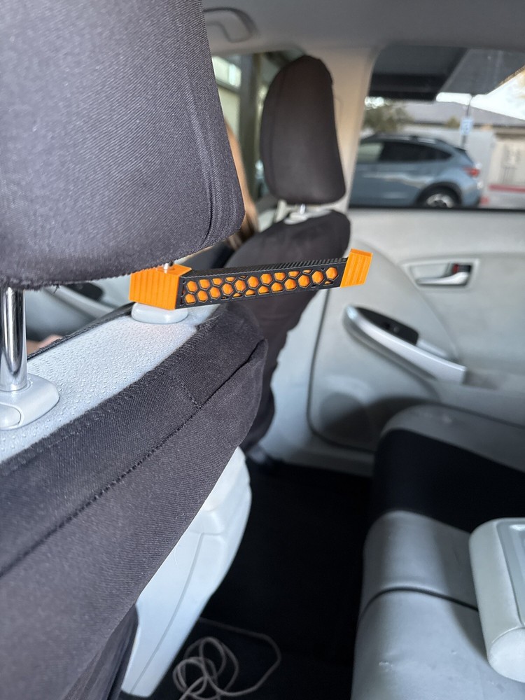 Headrest bow hanger with rubber insert
