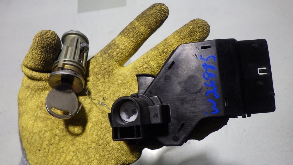 04 DODGE DURANGO Ignition W/Key