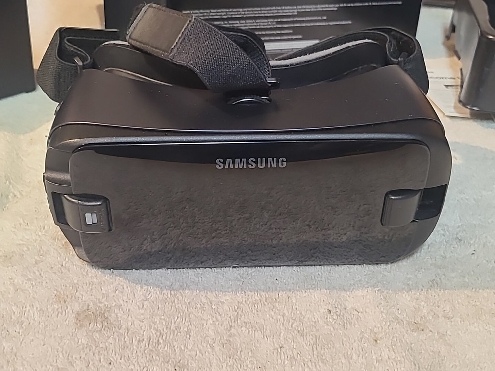 Samsung SM-R324 Gear VR W/Controller Powered by Oculus