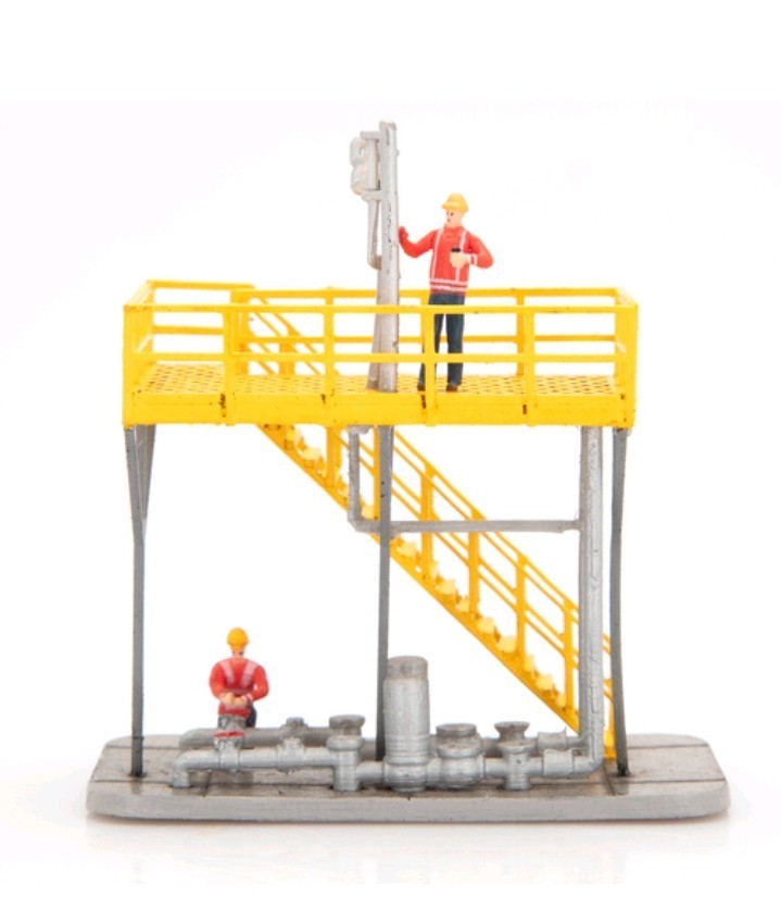 HO Scale Tank Car Loading Platform w/Figures - NEW