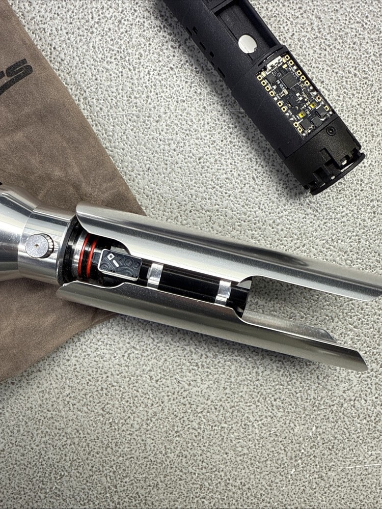 89saber SINGLE Lightsaber WITH CARRY CASE (( PLEASE READ DESCRIPTION ))