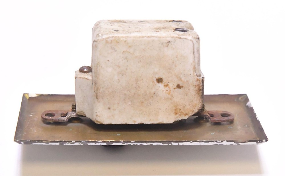 VINTAGE SINGLE PUSH BUTTON WITH BRASS SWITCH PLATE