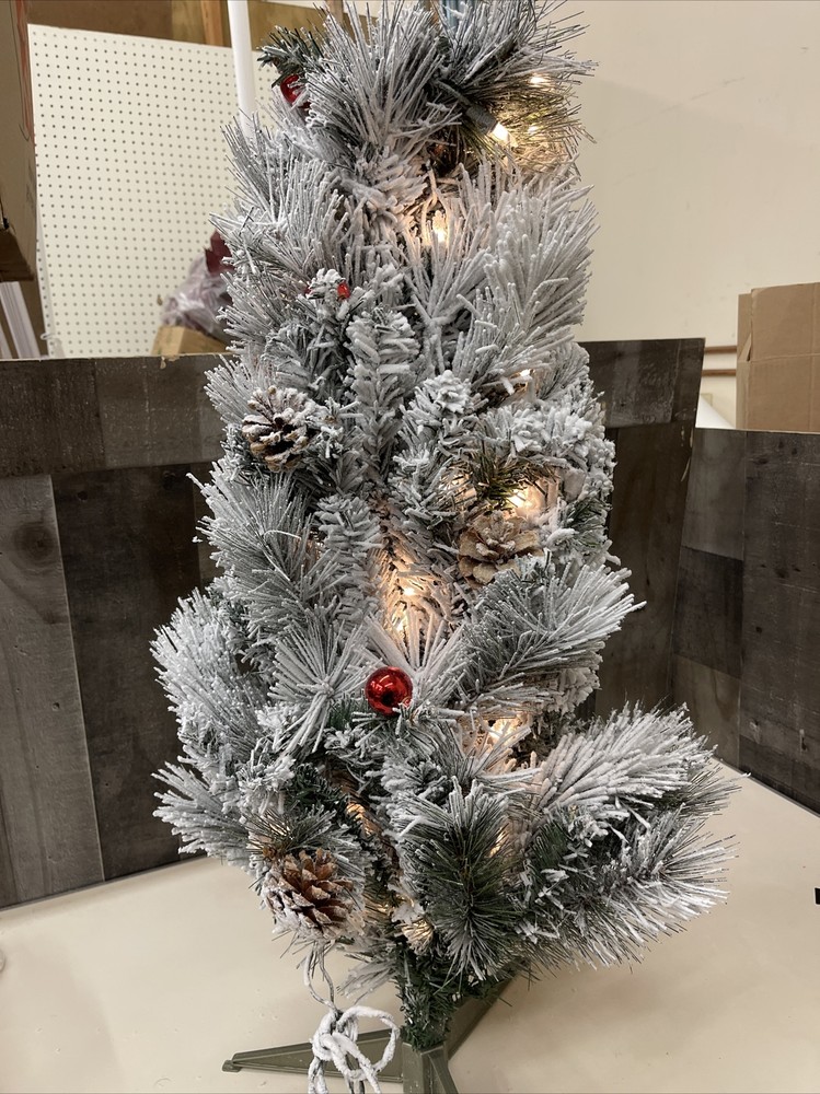 green & lightly flocked chritstmas tree 3 feet