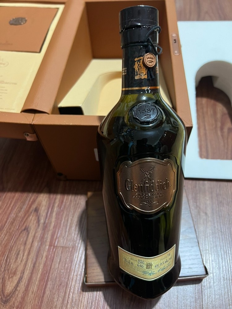Empty bottle Glenfddich 40 Year