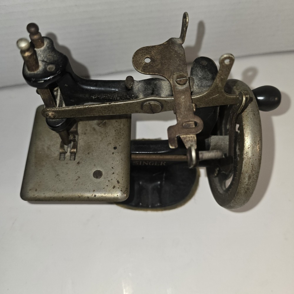 Vintage!! Singer Child's Miniature Sewing Machine M 20.