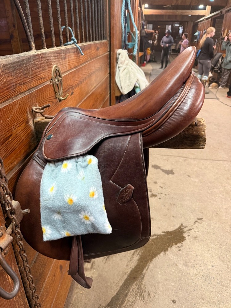 Henri De Rivella 17” seat saddle. It has a medium sized tree.