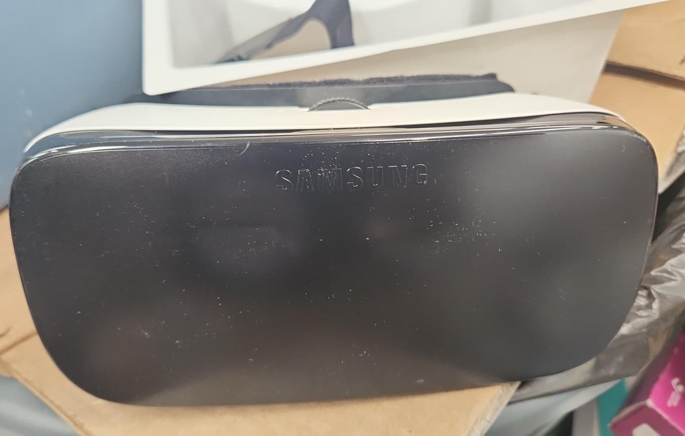 Samsung Gear VR Headset Powered by Oculus Open box