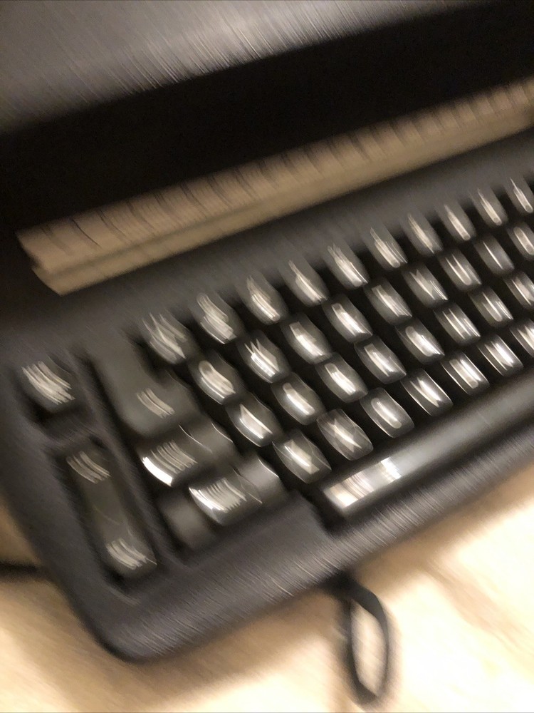 AS IS IBM SELECTRIC 1 TYPEWRITER ,BAD SWITCH AND LEFT MARGIN BROKEN.