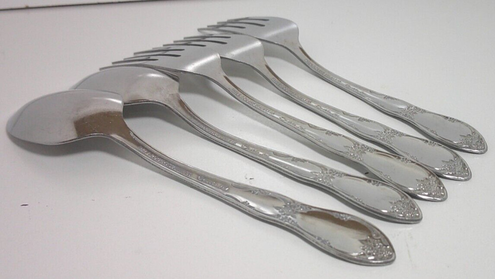 William Rogers 5 Piece Oneida flatware