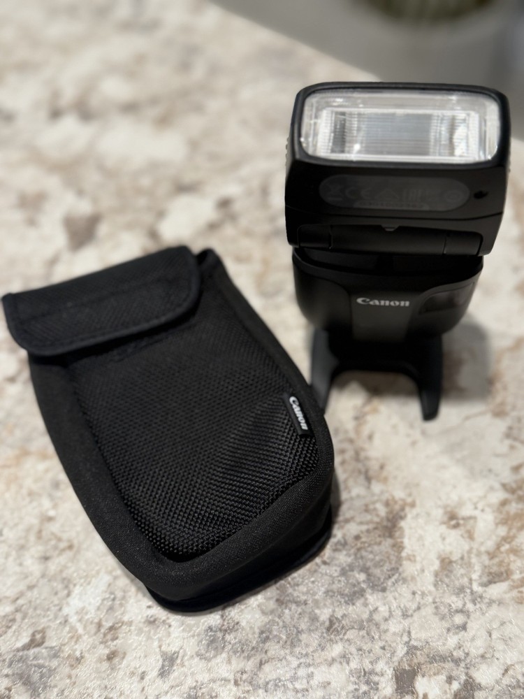 Canon Speedlite EL-100, a compact and versatile external flash