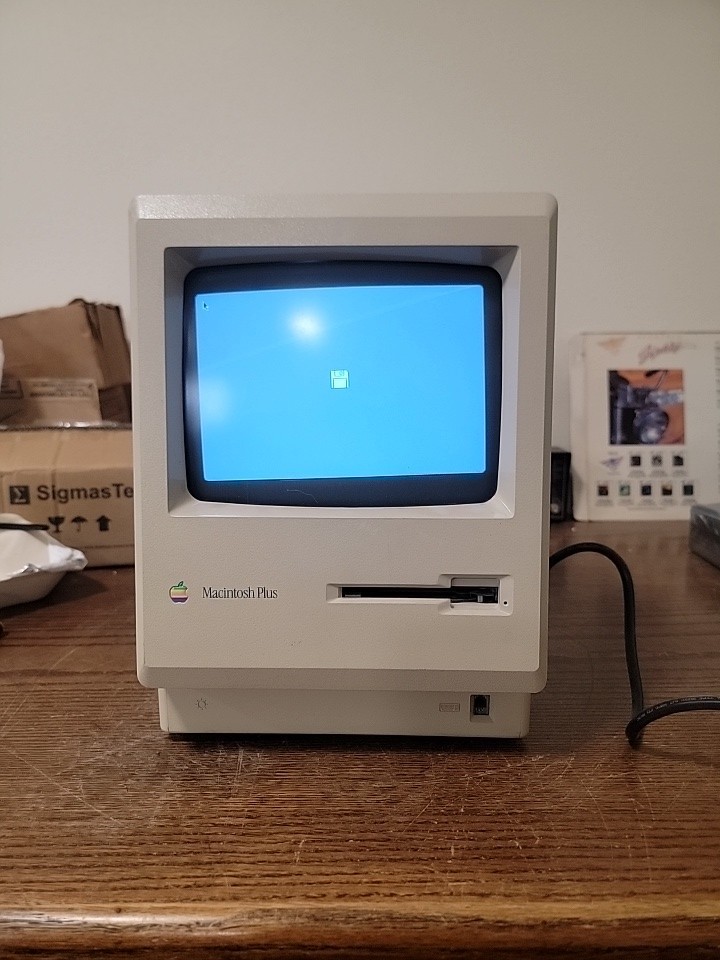 Apple Macintosh M0001A Computer  (Powers On) Untested