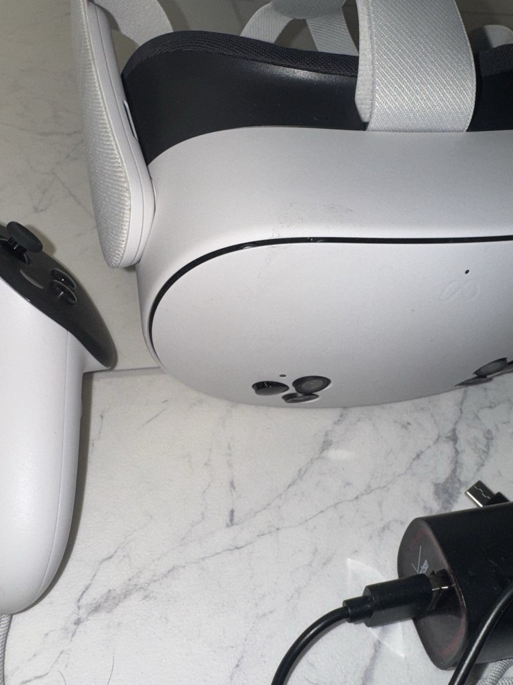 Meta Oculus P97 With Controllers