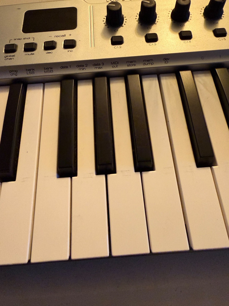 M-Audio O2 Keyboard USB MIDI Controller - Power Up Tested, No USB Cable