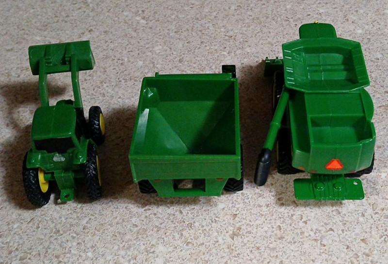 John Deere Diecast Combine w Tractor & Trailer 1:64