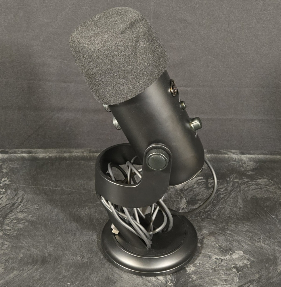 Blue Yeti USB Microphone Logitech Gaming Streaming Podcasting PC Mac Multi-Patte