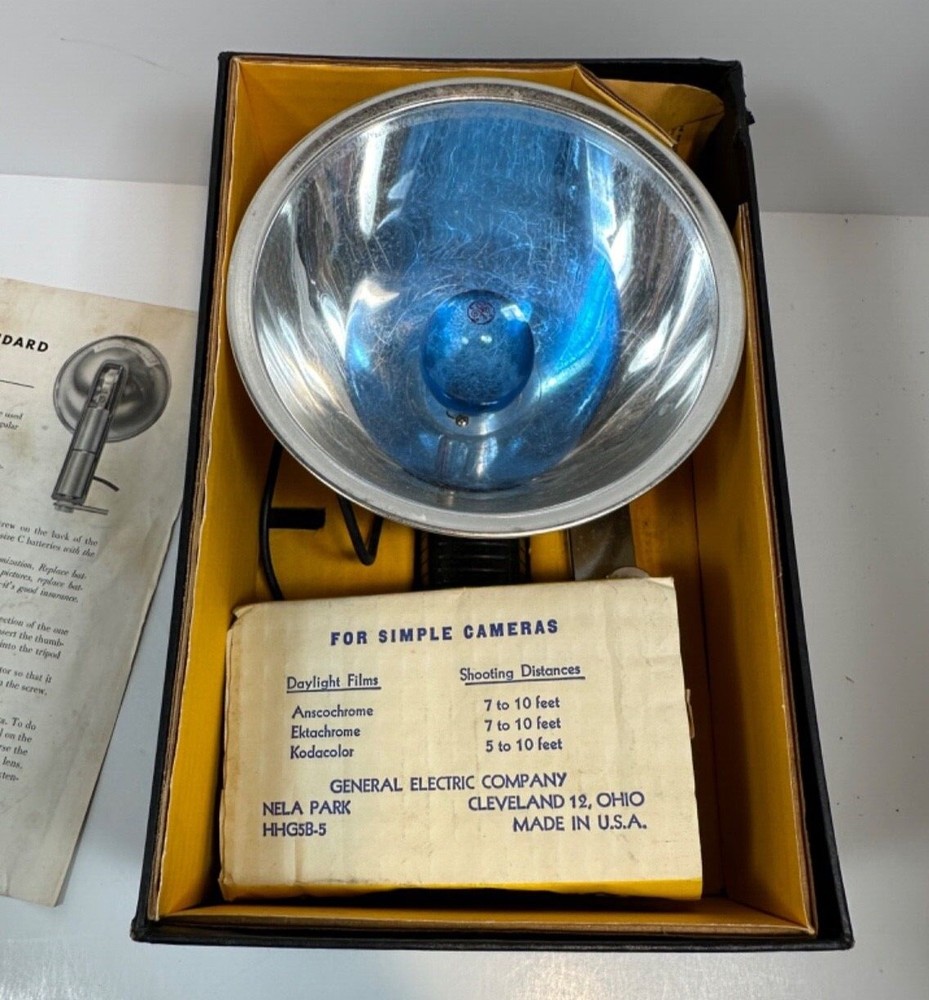 Vintage Kodak Standard Flasholder with box and bulbs Untested