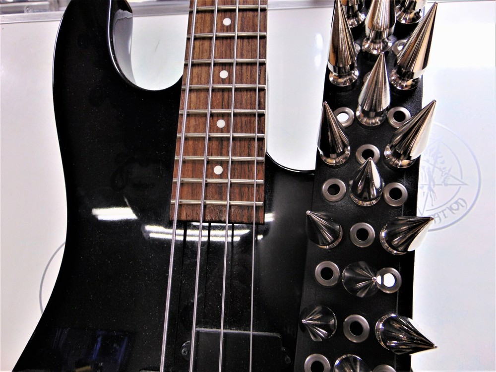 LEATHER SPIKED GUITAR STRAP. (MDLS0056)..... SUFFOCATION