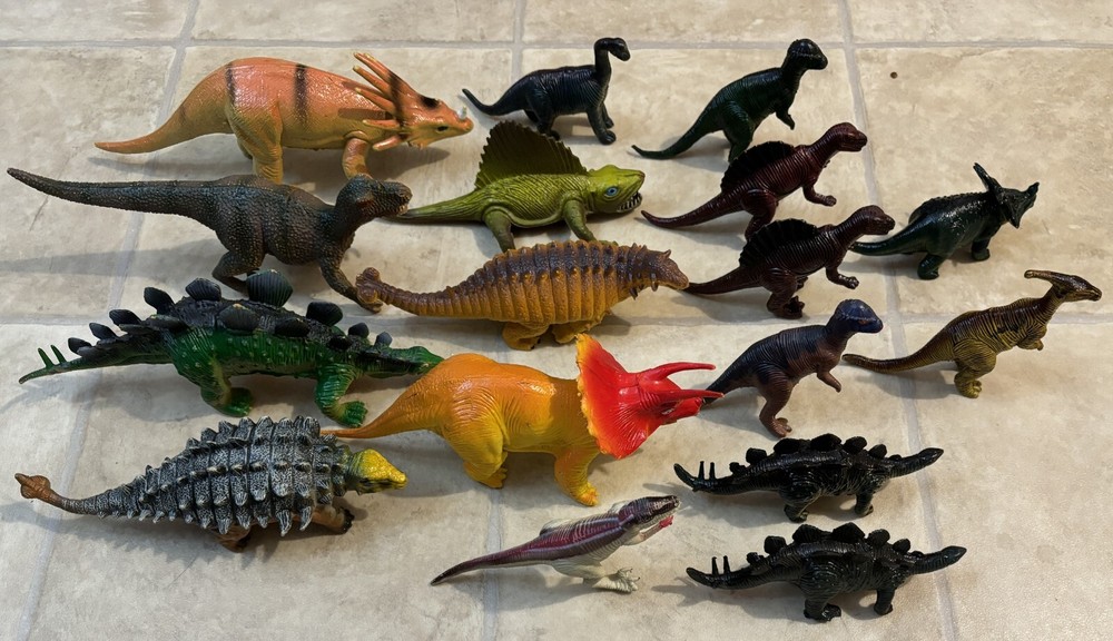 17 DINOSAUR FIGURES MIXED LOT, 7 MEDIUM AND 10 SMALLER