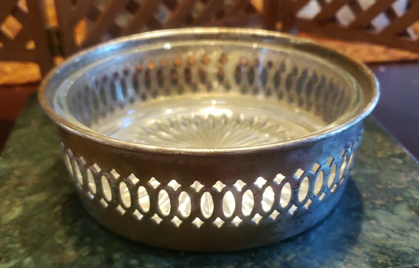 SILVERPLATED WINE COASTER WITH GLASS INSERT