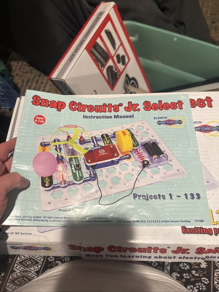 SNAP CIRCUITS JR BY ELENCO - OVER 100 EXCITING PROJECTS
