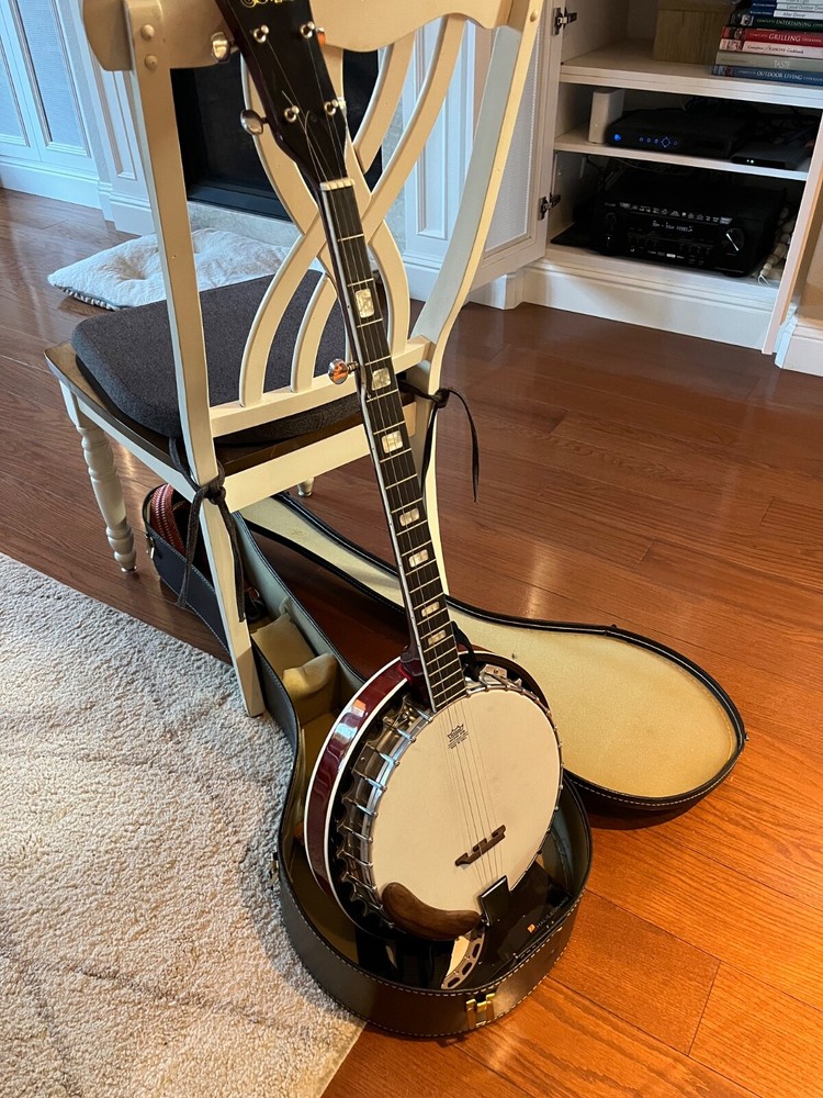 5 string Seville banjo with case