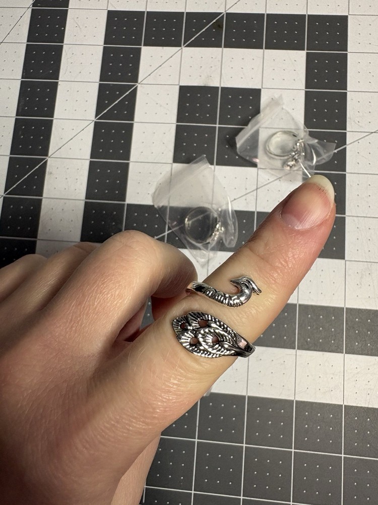 SwanLoop: Adjustable Knitting Loop Ring Set - Enhance Your Knitting Speed with S