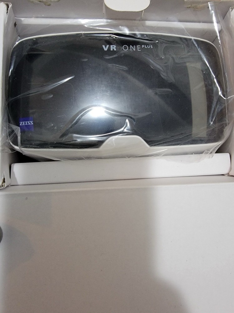 Zeiss VR One Plus Headset