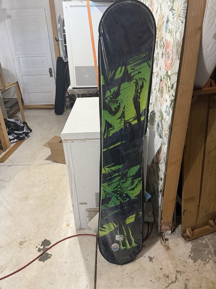 GNU Unreal Snowboarding 156 cm Snowboard Black Green 2x4 Mount Pattern