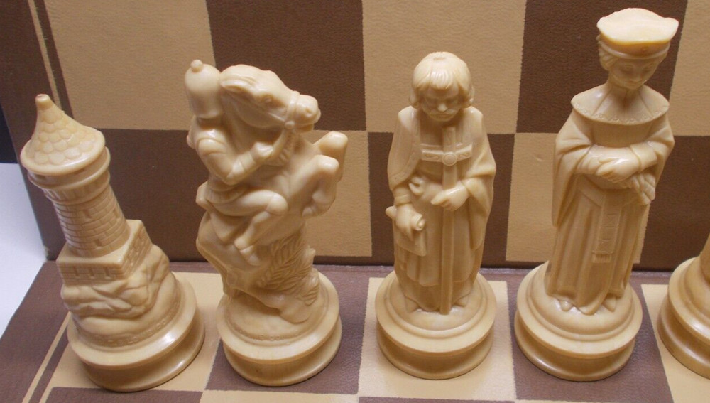 Vintage E. S. Lowe Renaissance Chessmen 1959