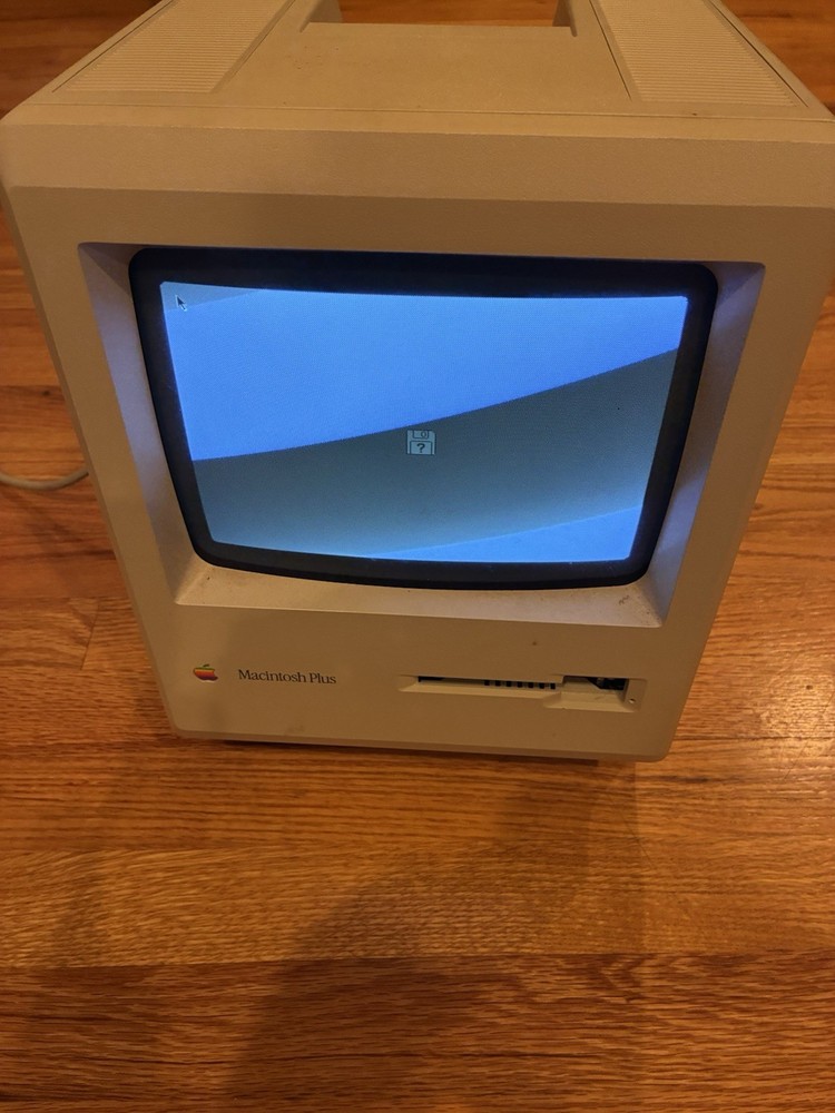 Vintage Macintosh Plus 1MB Apple Computer Model M0001A WORKS -w Keyboard + Mouse